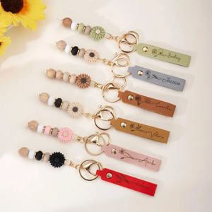 Personalized PU leather keychain with engraved name, birth flower, and daisy bead pendant - birthday gift for friends, Anniversary Gift