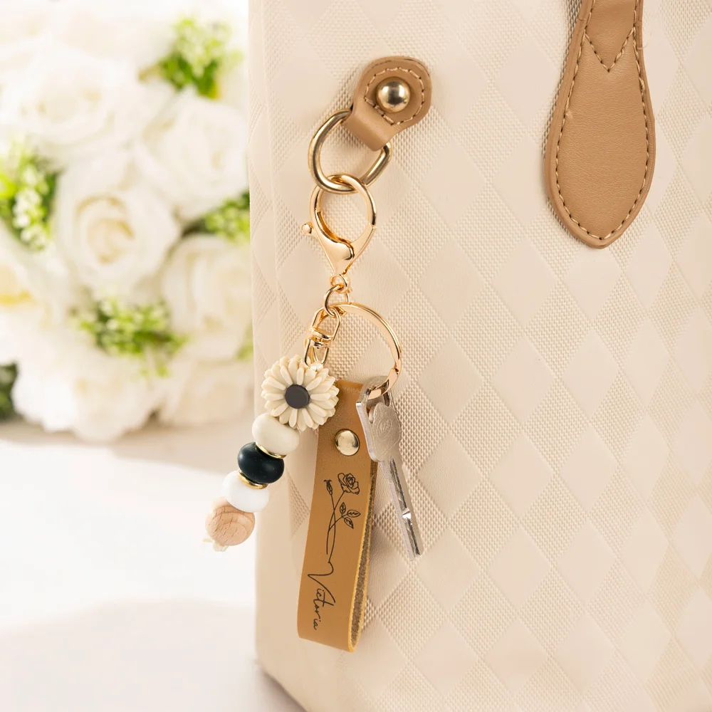 Personalized PU leather keychain with engraved name, birth flower, and daisy bead pendant - birthday gift for friends, Anniversary Gift